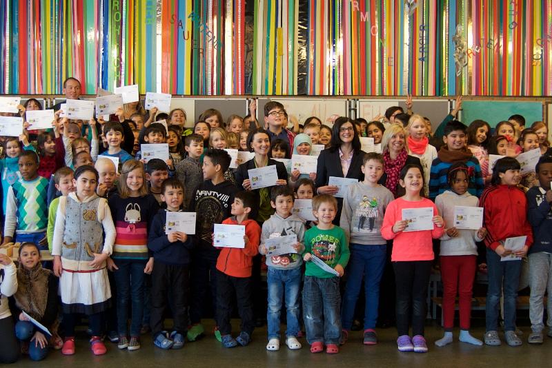 Foto Kinder der Grundschule Pastorenweg und Gästen bei der Verteilung der AnSchub Bibliothekskarten an die Erstklässler 2016